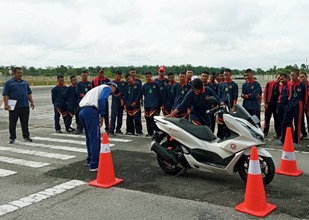 Instruktur Safety Riding PT CDN Riau saat praktek safety riding bersama pelajar dari SMKS Taruna Pekanbaru (foto/ist)